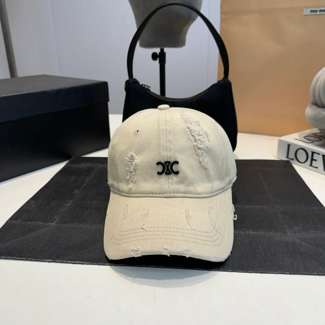 P60 Celine's new baseball cap 🧢 This season is decorated with the small Arc de Triomphe logo. Navy blue｜black｜dark red. Casual and practical! Close your eyes and enter!
