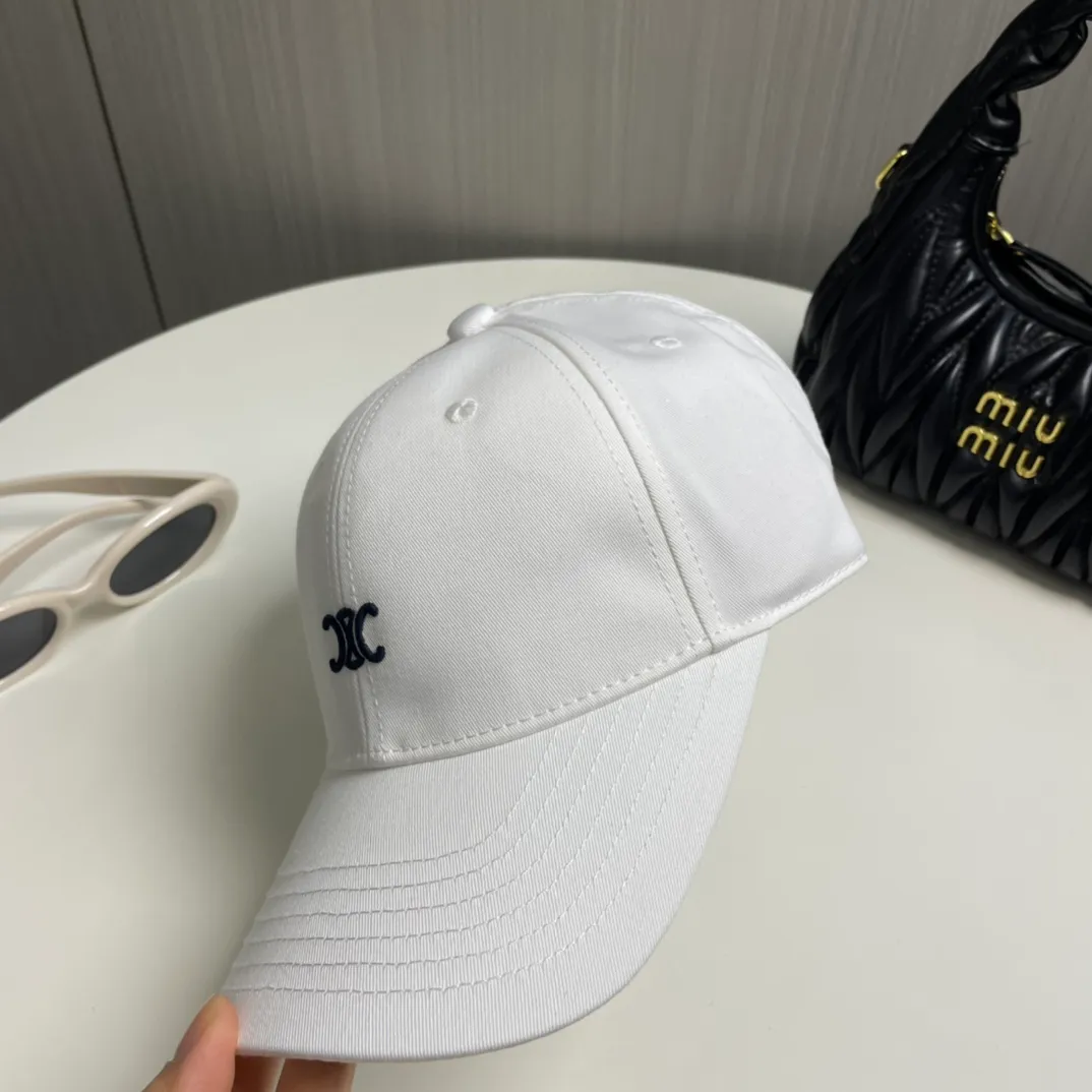 P70 popular CELINE (Celine) latest baseball cap with simple letters, fashionable and high-end workmanship! Every hat is made with care! Extraordinary quality, suitable for both men and women.    Céline's hat has a simple design, high-end color matching, delicate texture, and clean style. It is an iconic item. The letter C is the official icon of CELINE. It is deeply rooted in the brand's historical heritage, and at the same time it exudes modern elegance and a new trend of retro modernity. Simple baseball cap decorated with C logo. Self-attitude, no need to elaborate.