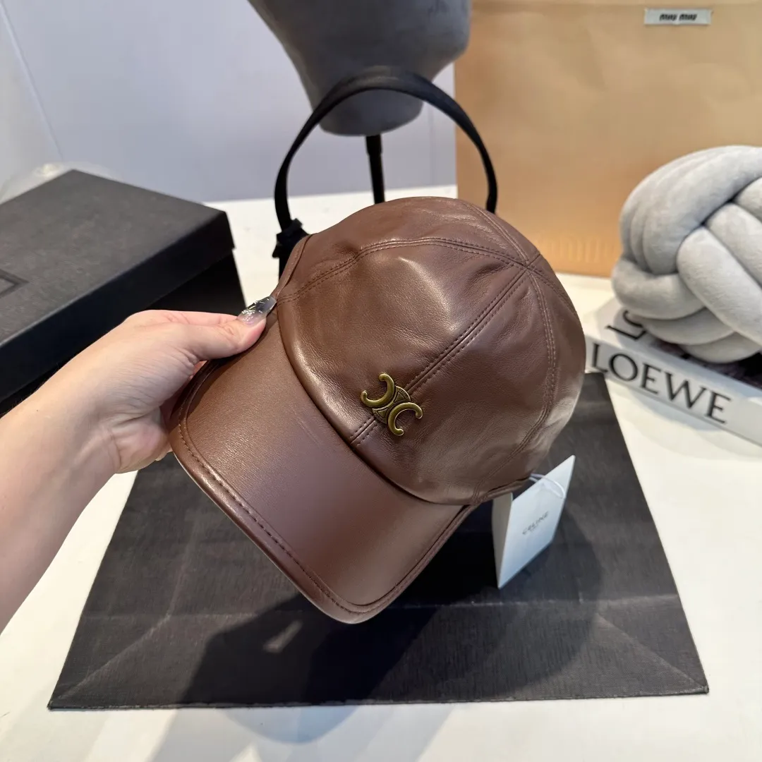 P70 CELINE new autumn cowhide baseball cap with vintage texture leather logo, double-layer material on the brim. The brim is crisp and stylish, and comes standard with fashionable cold hats.