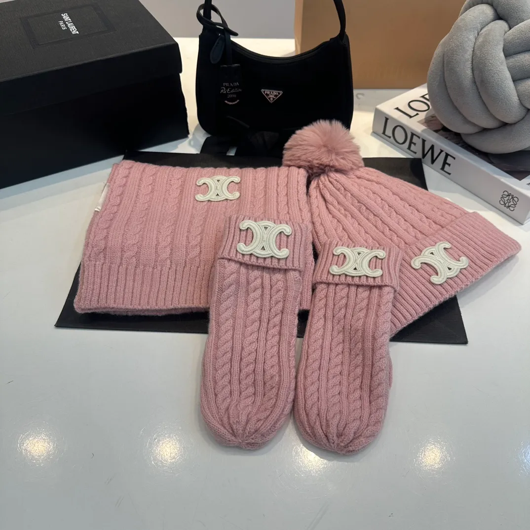 CELINE [Wool Suit Scarf + Gloves + Hat -] Classic suit hat wool cashmere knitted hat with gloves, warm and super comfortable for winter. Celine's three-piece set of gloves, scarves and hats is so high-end. It feels particularly delicate, with impeccable texture and quality. The details are also handled very well. It's warm and comfortable. It's a magical tool for young ladies to reduce their age. Warm and fashionable! Scarf: 185/35cm, head circumference around 57cm, contains 70% wool fabric, complete internal standards.  The latest technology, one-piece molding, is super beautiful. The autumn and winter wool knitted beanie feels good to the touch ~ the color is super white ~ and it has a good atmosphere when taking photos. Multiple colors are matched and very versatile ~