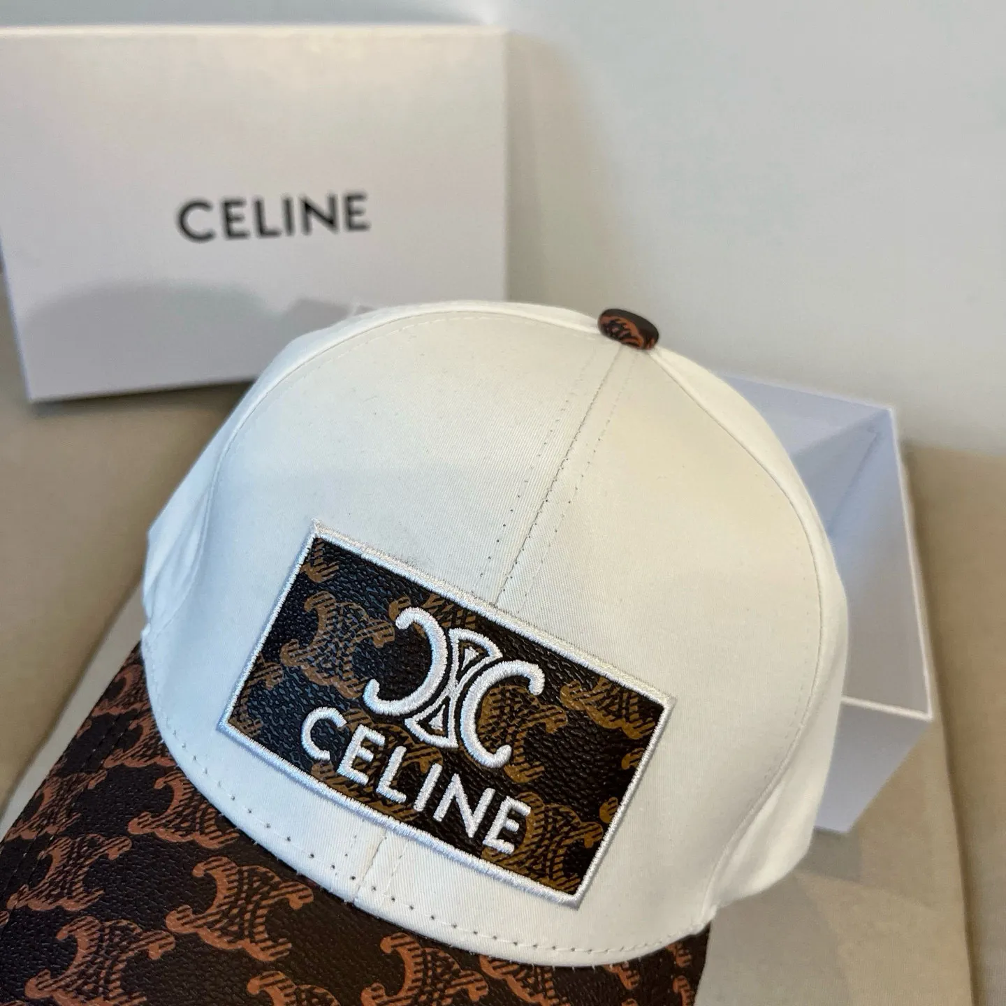 P60 [CELINE Celine] New classic casual and trendy baseball cap🧢Japanese and Korean style, looks great with any combination! A must-have when traveling