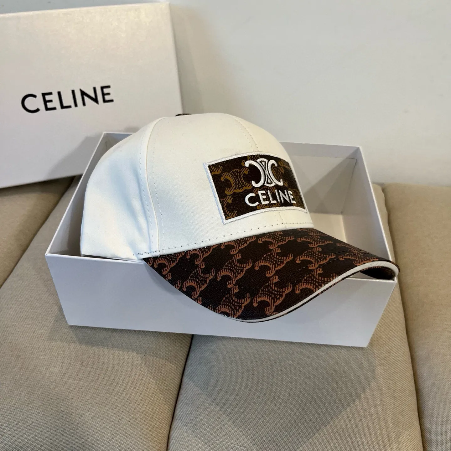 P60 [CELINE Celine] New classic casual and trendy baseball cap🧢Japanese and Korean style, looks great with any combination! A must-have when traveling