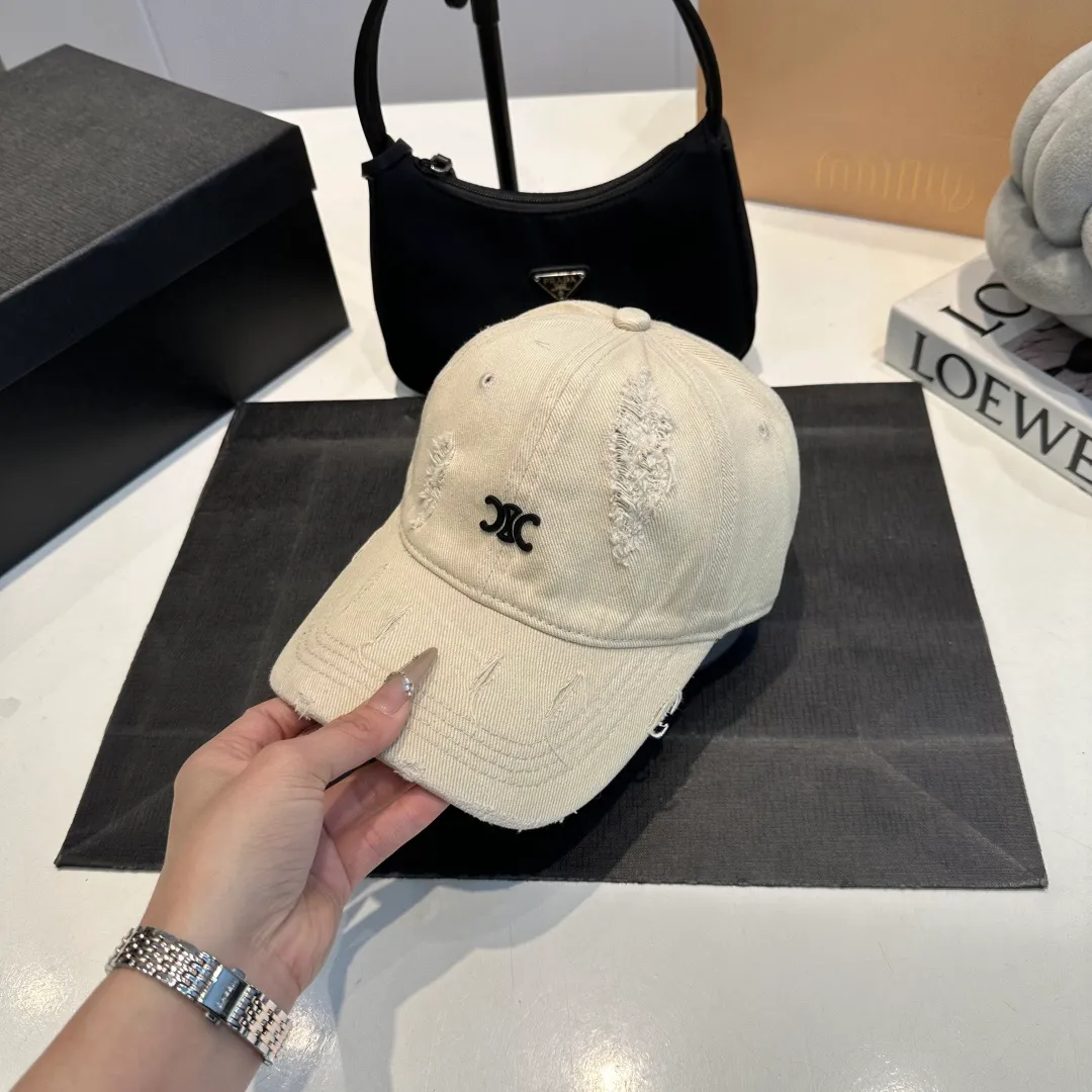 P60 Celine's new baseball cap 🧢 This season is decorated with the small Arc de Triomphe logo. Navy blue｜black｜dark red. Casual and practical! Close your eyes and enter!