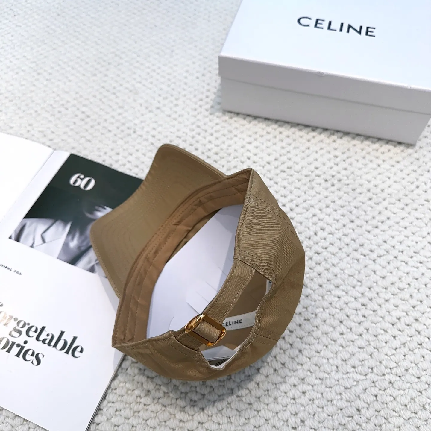 P70 popular CELINE (Celine) latest baseball cap with simple letters, fashionable and high-end workmanship! Every hat is made with care! Extraordinary quality, suitable for both men and women.    Céline's hat has a simple design, high-end color matching, delicate texture, and clean style. It is an iconic item. The letter C is the official icon of CELINE. It is deeply rooted in the brand's historical heritage, and at the same time it exudes modern elegance and a new trend of retro modernity. Simple baseball cap decorated with C logo. Self-attitude, no need to elaborate.