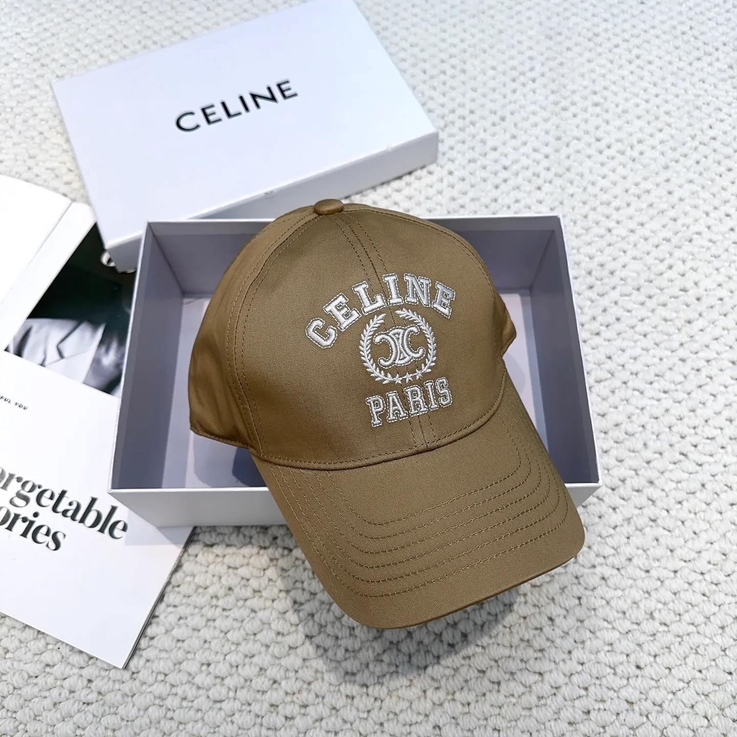 P70 popular CELINE (Celine) latest baseball cap with simple letters, fashionable and high-end workmanship! Every hat is made with care! Extraordinary quality, suitable for both men and women.    Céline's hat has a simple design, high-end color matching, delicate texture, and clean style. It is an iconic item. The letter C is the official icon of CELINE. It is deeply rooted in the brand's historical heritage, and at the same time it exudes modern elegance and a new trend of retro modernity. Simple baseball cap decorated with C logo. Self-attitude, no need to elaborate.