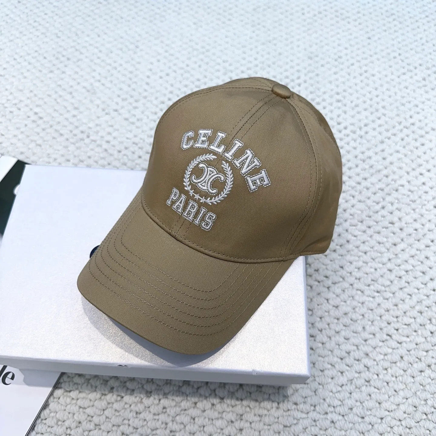 P70 popular CELINE (Celine) latest baseball cap with simple letters, fashionable and high-end workmanship! Every hat is made with care! Extraordinary quality, suitable for both men and women.    Céline's hat has a simple design, high-end color matching, delicate texture, and clean style. It is an iconic item. The letter C is the official icon of CELINE. It is deeply rooted in the brand's historical heritage, and at the same time it exudes modern elegance and a new trend of retro modernity. Simple baseball cap decorated with C logo. Self-attitude, no need to elaborate.