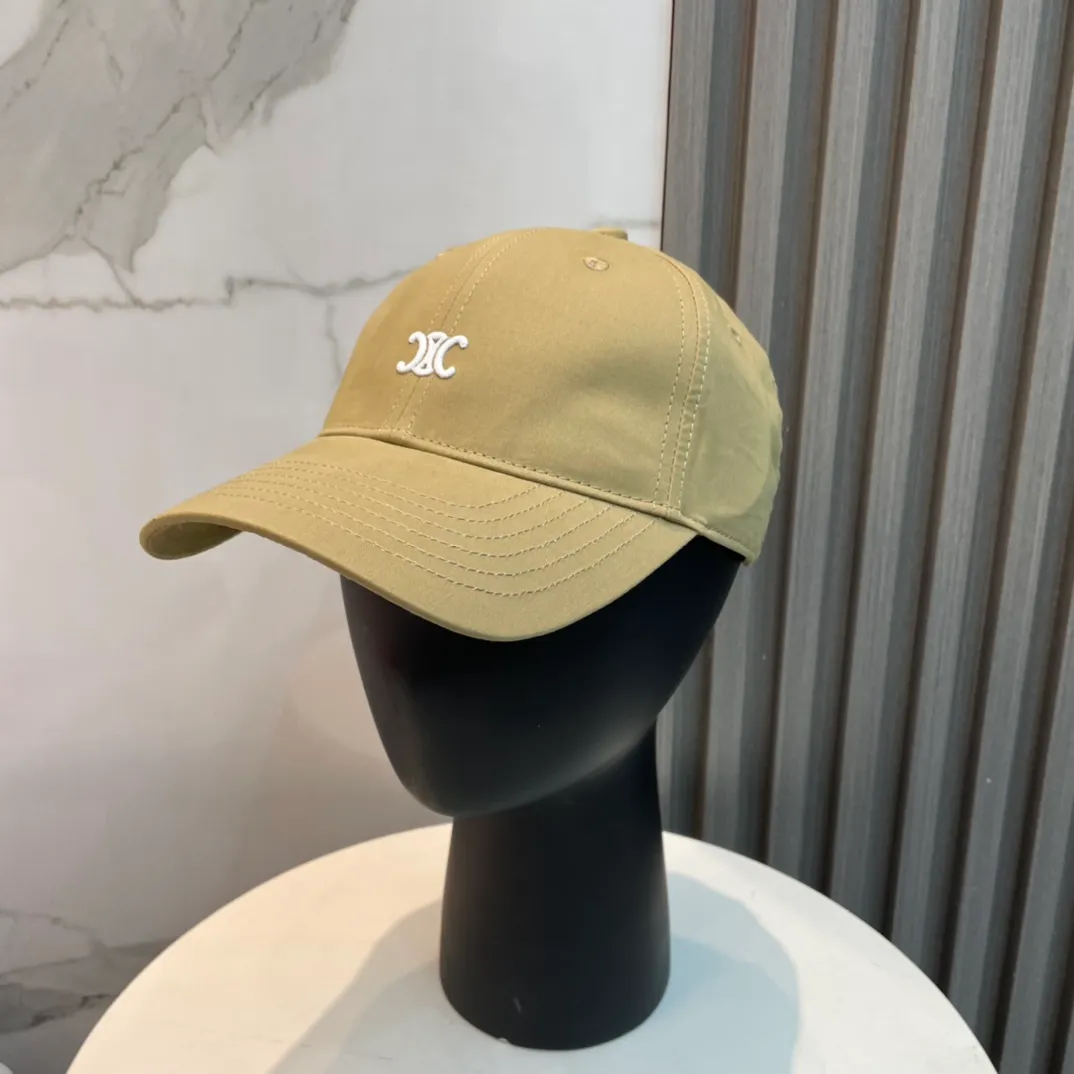 P70 popular CELINE (Celine) latest baseball cap with simple letters, fashionable and high-end workmanship! Every hat is made with care! Extraordinary quality, suitable for both men and women.    Céline's hat has a simple design, high-end color matching, delicate texture, and clean style. It is an iconic item. The letter C is the official icon of CELINE. It is deeply rooted in the brand's historical heritage, and at the same time it exudes modern elegance and a new trend of retro modernity. Simple baseball cap decorated with C logo. Self-attitude, no need to elaborate.