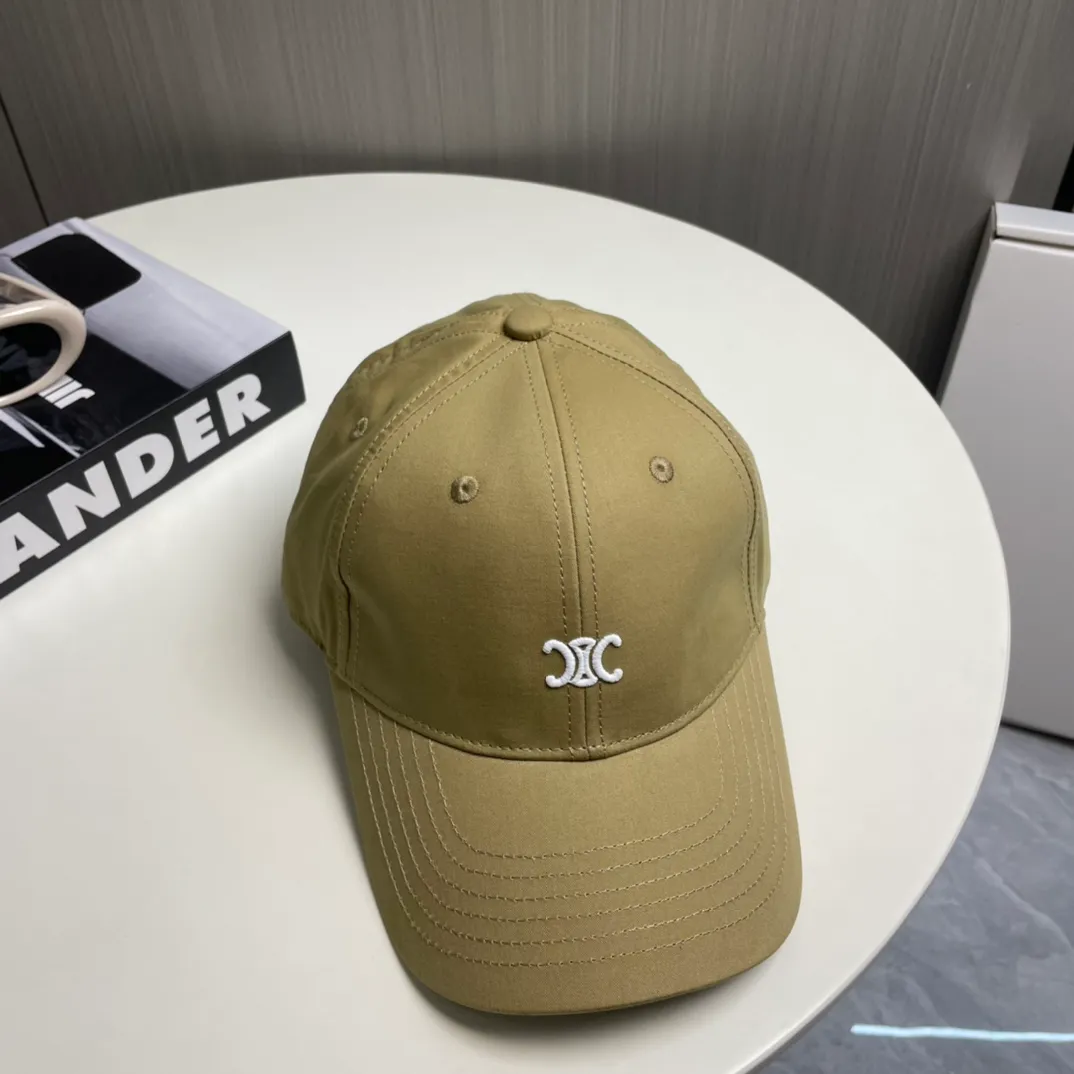 P70 popular CELINE (Celine) latest baseball cap with simple letters, fashionable and high-end workmanship! Every hat is made with care! Extraordinary quality, suitable for both men and women.    Céline's hat has a simple design, high-end color matching, delicate texture, and clean style. It is an iconic item. The letter C is the official icon of CELINE. It is deeply rooted in the brand's historical heritage, and at the same time it exudes modern elegance and a new trend of retro modernity. Simple baseball cap decorated with C logo. Self-attitude, no need to elaborate.