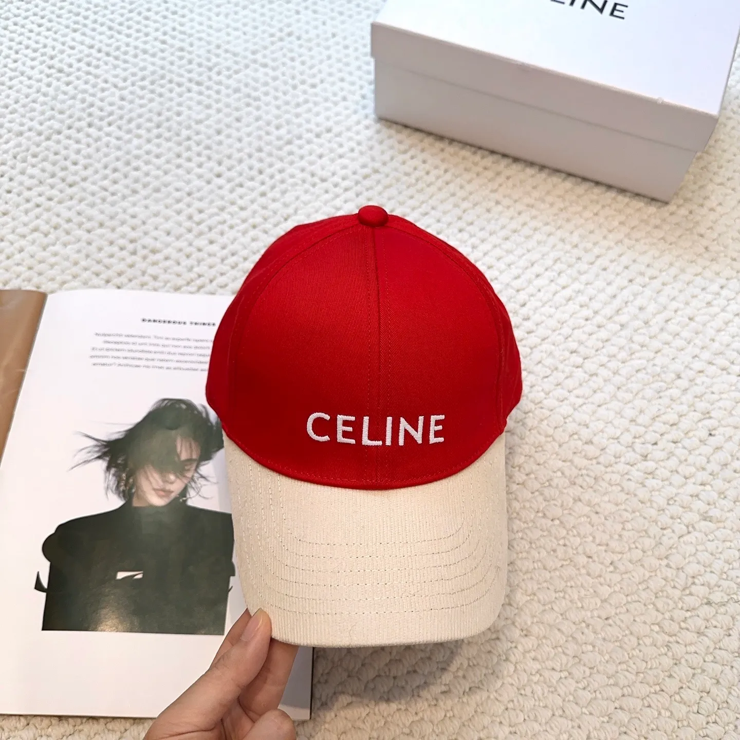 P70 popular CELINE official website purchase version. Original 1:1 customized! The latest baseball cap with the same style as the simple letter star, fashionable and high-end workmanship! Every hat is made with care! Extraordinary quality, suitable for both men and women.    Céline's hat has a simple design, high-end color matching, delicate texture, and clean style. It is an iconic item. The letter C is the official icon of CELINE. It is deeply rooted in the brand's historical heritage, and at the same time it exudes modern elegance and a new trend of retro modernity. Simple baseball cap decorated with C logo. Self-attitude, no need to elaborate.
