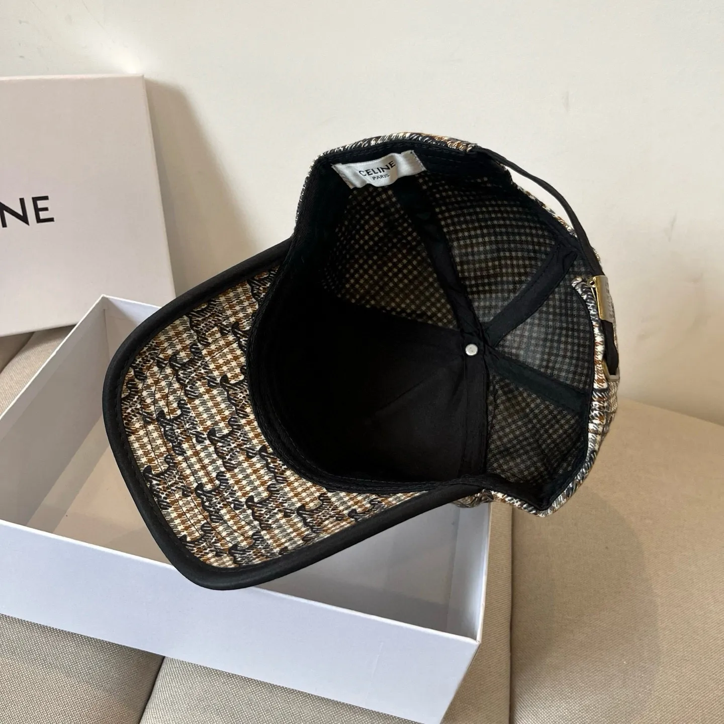 P60 [CELINE Celine] New classic casual and trendy baseball cap🧢Japanese and Korean style, looks great with any combination! A must-have when traveling