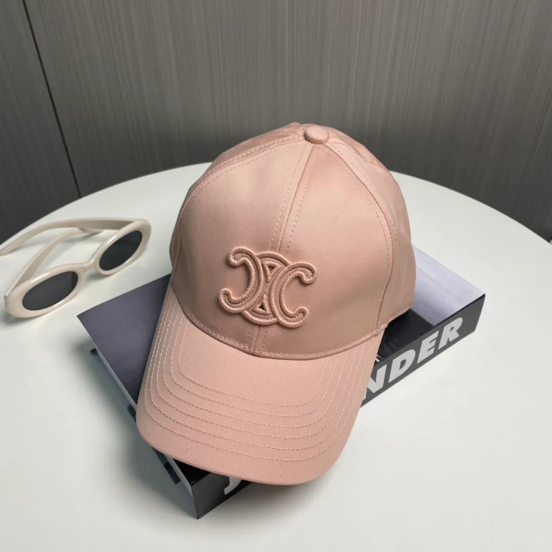 P80 popular CELINE (Celine) official website purchase version. Original 1:1 customized! The latest baseball cap with the same style as the simple letter star, fashionable and high-end workmanship! Every hat is made with care! Extraordinary quality, suitable for both men and women.    Céline's hat has a simple design, high-end color matching, delicate texture, and clean style. It is an iconic item. The letter C is the official icon of CELINE. It is deeply rooted in the brand's historical heritage, and at the same time it exudes modern elegance and a new trend of retro modernity. Simple baseball cap decorated with C logo. Self-attitude, no need to elaborate.