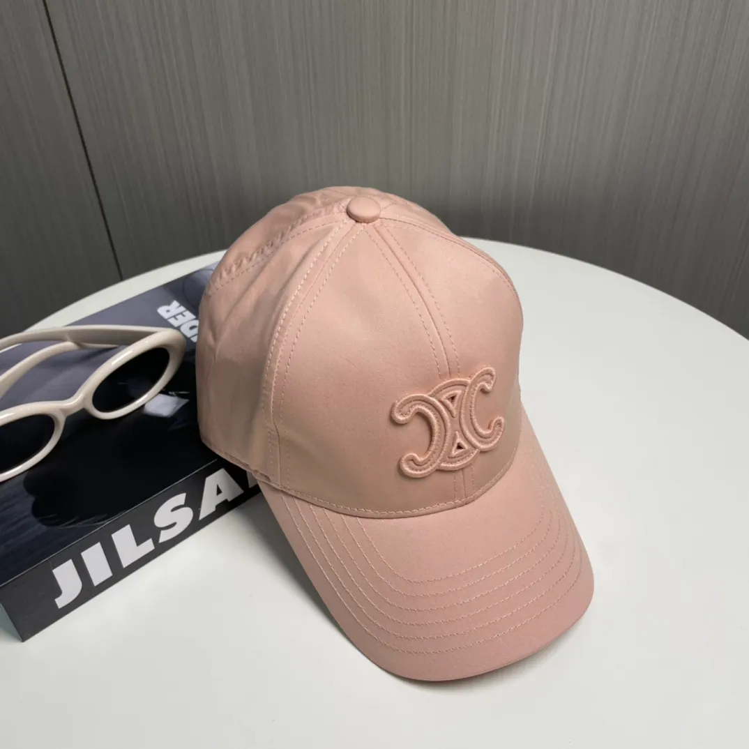 P80 popular CELINE (Celine) official website purchase version. Original 1:1 customized! The latest baseball cap with the same style as the simple letter star, fashionable and high-end workmanship! Every hat is made with care! Extraordinary quality, suitable for both men and women.    Céline's hat has a simple design, high-end color matching, delicate texture, and clean style. It is an iconic item. The letter C is the official icon of CELINE. It is deeply rooted in the brand's historical heritage, and at the same time it exudes modern elegance and a new trend of retro modernity. Simple baseball cap decorated with C logo. Self-attitude, no need to elaborate.
