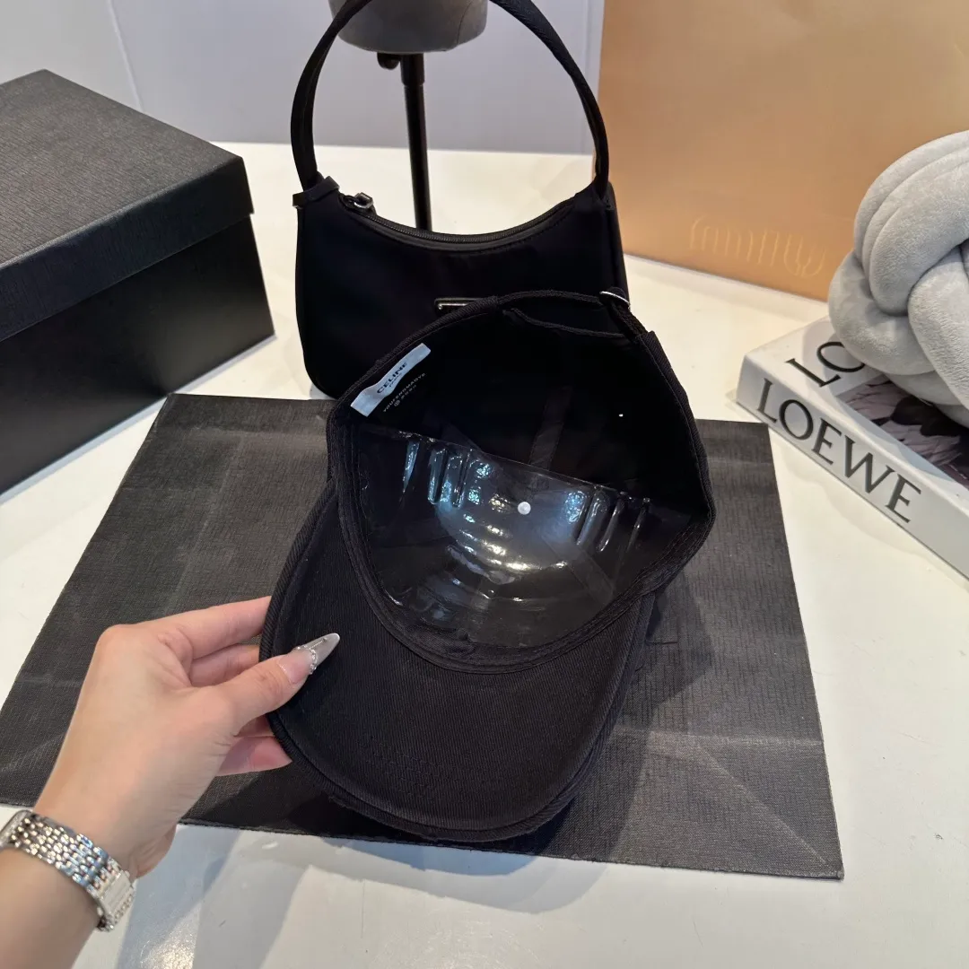 P60 Celine's new baseball cap 🧢 This season is decorated with the small Arc de Triomphe logo. Navy blue｜black｜dark red. Casual and practical! Close your eyes and enter!
