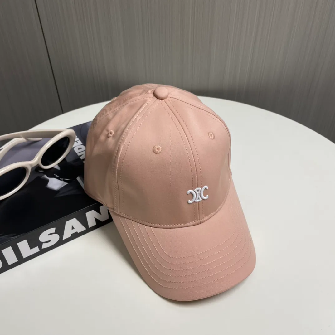 P70 popular CELINE (Celine) latest baseball cap with simple letters, fashionable and high-end workmanship! Every hat is made with care! Extraordinary quality, suitable for both men and women.    Céline's hat has a simple design, high-end color matching, delicate texture, and clean style. It is an iconic item. The letter C is the official icon of CELINE. It is deeply rooted in the brand's historical heritage, and at the same time it exudes modern elegance and a new trend of retro modernity. Simple baseball cap decorated with C logo. Self-attitude, no need to elaborate.