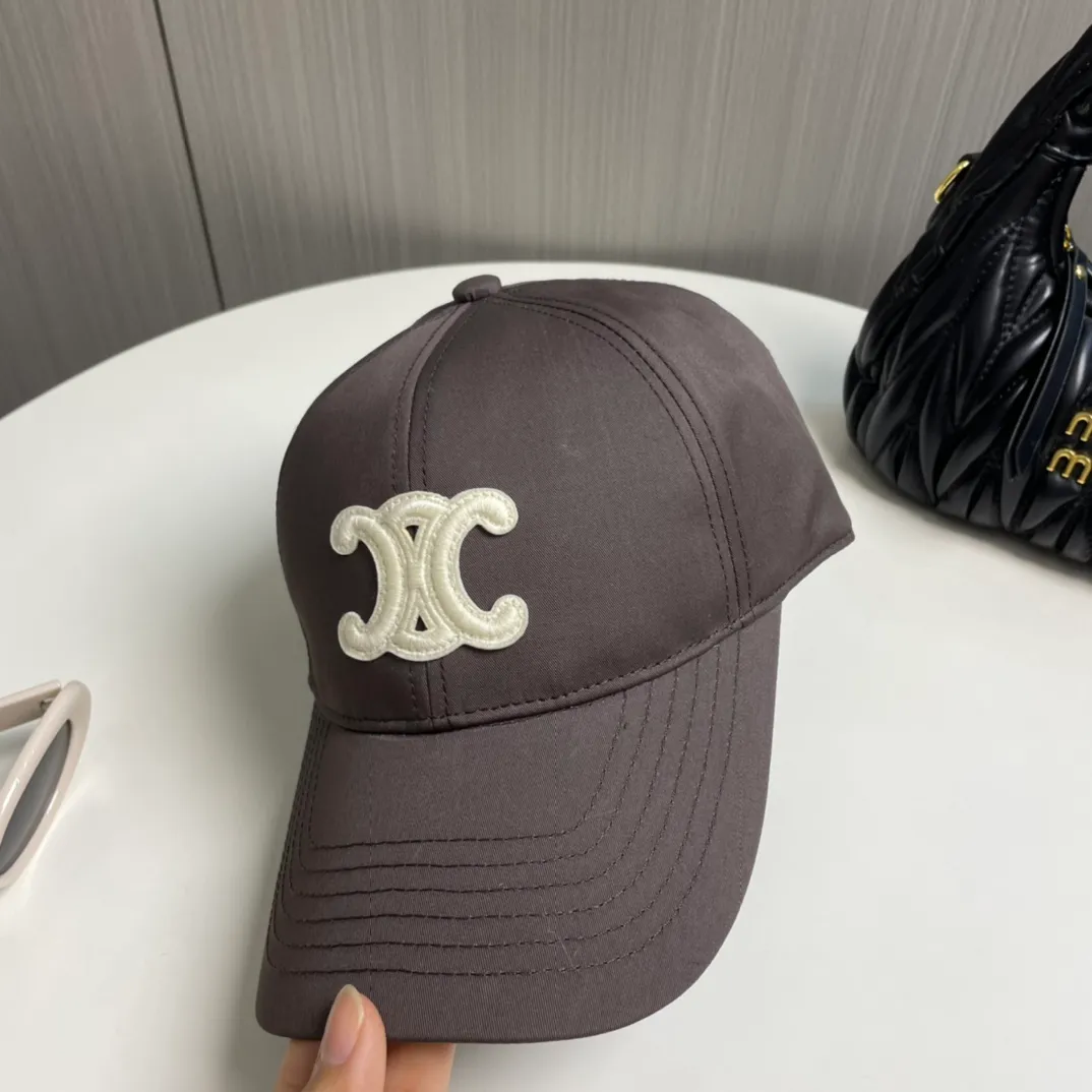 P70 popular CELINE official website purchase version. Original 1:1 customized! The latest baseball cap with the same style as the simple letter star, fashionable and high-end workmanship! Every hat is made with care! Extraordinary quality, suitable for both men and women.    Céline's hat has a simple design, high-end color matching, delicate texture, and clean style. It is an iconic item. The letter C is the official icon of CELINE. It is deeply rooted in the brand's historical heritage, and at the same time it exudes modern elegance and a new trend of retro modernity. Simple baseball cap decorated with C logo. Self-attitude, no need to elaborate.