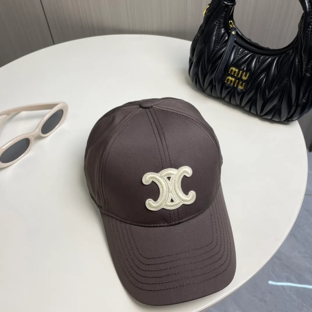 P70 popular CELINE official website purchase version. Original 1:1 customized! The latest baseball cap with the same style as the simple letter star, fashionable and high-end workmanship! Every hat is made with care! Extraordinary quality, suitable for both men and women.    Céline's hat has a simple design, high-end color matching, delicate texture, and clean style. It is an iconic item. The letter C is the official icon of CELINE. It is deeply rooted in the brand's historical heritage, and at the same time it exudes modern elegance and a new trend of retro modernity. Simple baseball cap decorated with C logo. Self-attitude, no need to elaborate.