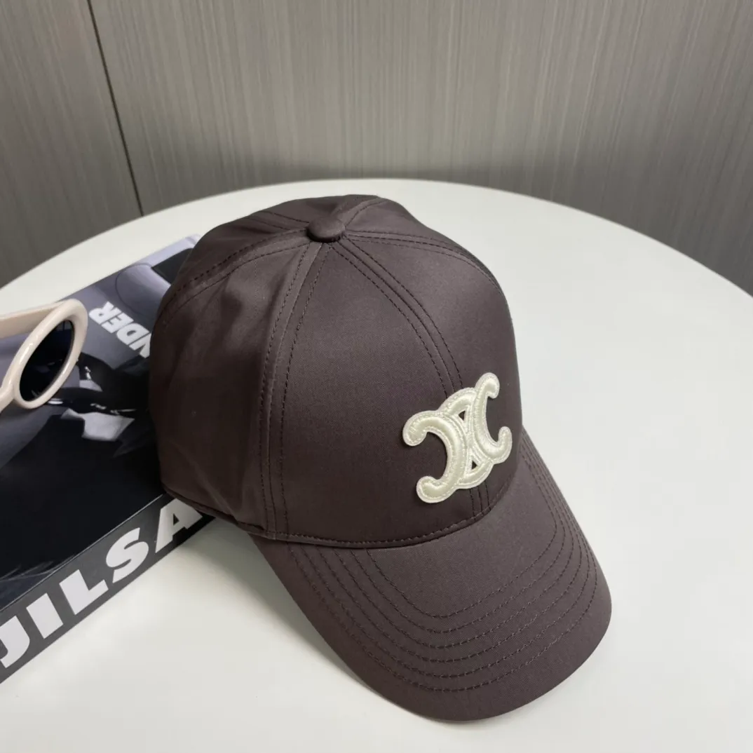 P70 popular CELINE official website purchase version. Original 1:1 customized! The latest baseball cap with the same style as the simple letter star, fashionable and high-end workmanship! Every hat is made with care! Extraordinary quality, suitable for both men and women.    Céline's hat has a simple design, high-end color matching, delicate texture, and clean style. It is an iconic item. The letter C is the official icon of CELINE. It is deeply rooted in the brand's historical heritage, and at the same time it exudes modern elegance and a new trend of retro modernity. Simple baseball cap decorated with C logo. Self-attitude, no need to elaborate.