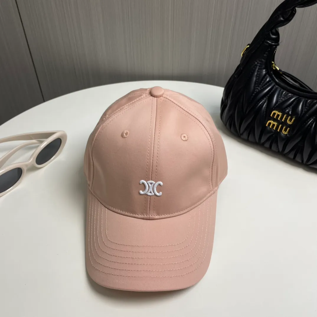 P70 popular CELINE (Celine) latest baseball cap with simple letters, fashionable and high-end workmanship! Every hat is made with care! Extraordinary quality, suitable for both men and women.    Céline's hat has a simple design, high-end color matching, delicate texture, and clean style. It is an iconic item. The letter C is the official icon of CELINE. It is deeply rooted in the brand's historical heritage, and at the same time it exudes modern elegance and a new trend of retro modernity. Simple baseball cap decorated with C logo. Self-attitude, no need to elaborate.
