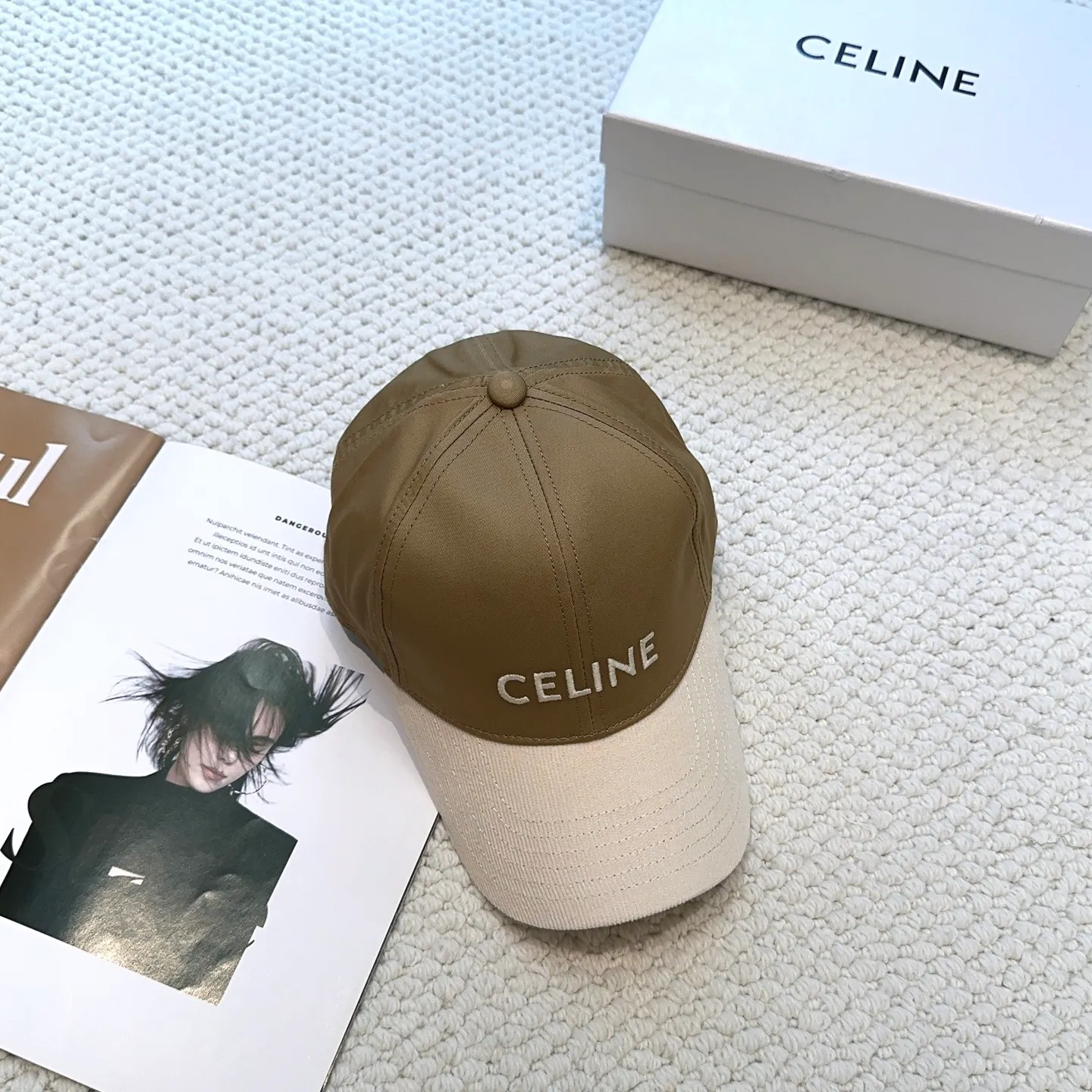 P76 popular CELINE (Celine) official website purchase version. Original 1:1 customized! The latest baseball cap with the same style as the simple letter star, fashionable and high-end workmanship! Every hat is made with care! Extraordinary quality, suitable for both men and women.    Céline's hat has a simple design, high-end color matching, delicate texture, and clean style. It is an iconic item. The letter C is the official icon of CELINE. It is deeply rooted in the brand's historical heritage, and at the same time it exudes modern elegance and a new trend of retro modernity. Simple baseball cap decorated with C logo. Self-attitude, no need to elaborate.