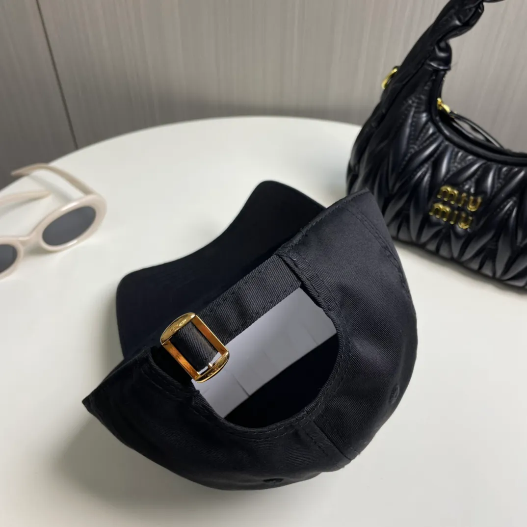 P70 popular CELINE (Celine) latest baseball cap with simple letters, fashionable and high-end workmanship! Every hat is made with care! Extraordinary quality, suitable for both men and women.    Céline's hat has a simple design, high-end color matching, delicate texture, and clean style. It is an iconic item. The letter C is the official icon of CELINE. It is deeply rooted in the brand's historical heritage, and at the same time it exudes modern elegance and a new trend of retro modernity. Simple baseball cap decorated with C logo. Self-attitude, no need to elaborate.