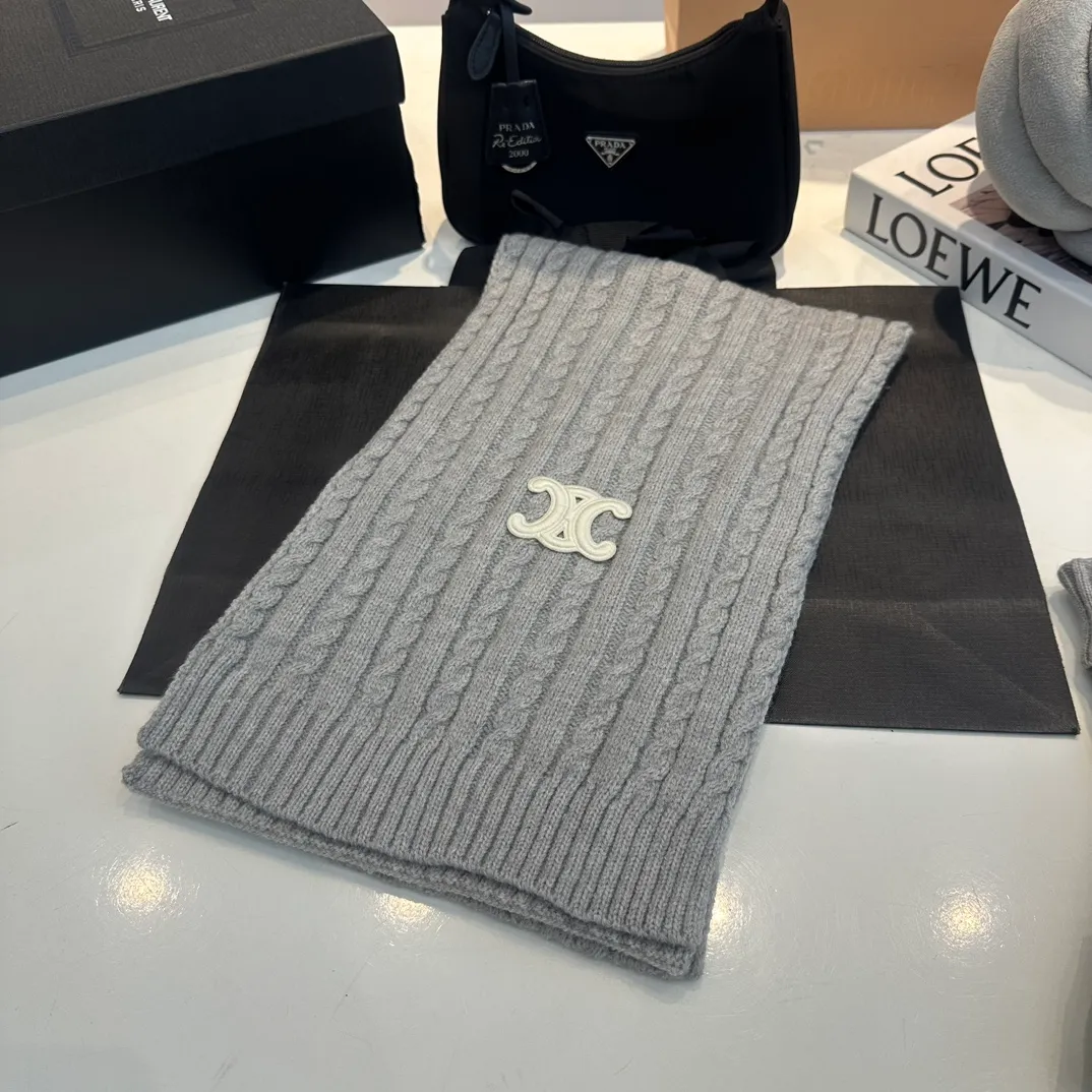 CELINE [Wool Suit Scarf + Gloves + Hat -] Classic suit hat wool cashmere knitted hat with gloves, warm and super comfortable for winter. Celine's three-piece set of gloves, scarves and hats is so high-end. It feels particularly delicate, with impeccable texture and quality. The details are also handled very well. It's warm and comfortable. It's a magical tool for young ladies to reduce their age. Warm and fashionable! Scarf: 185/35cm, head circumference around 57cm, contains 70% wool fabric, complete internal standards.  The latest technology, one-piece molding, is super beautiful. The autumn and winter wool knitted beanie feels good to the touch ~ the color is super white ~ and it has a good atmosphere when taking photos. Multiple colors are matched and very versatile ~