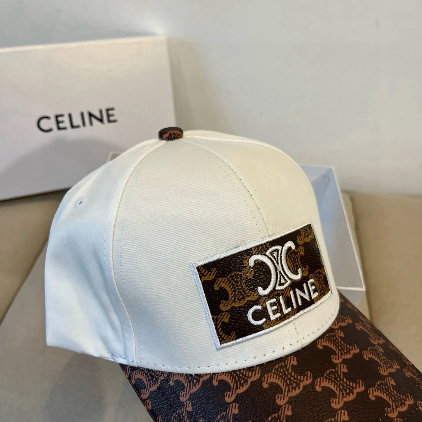 P60 [CELINE Celine] New classic casual and trendy baseball cap🧢Japanese and Korean style, looks great with any combination! A must-have when traveling
