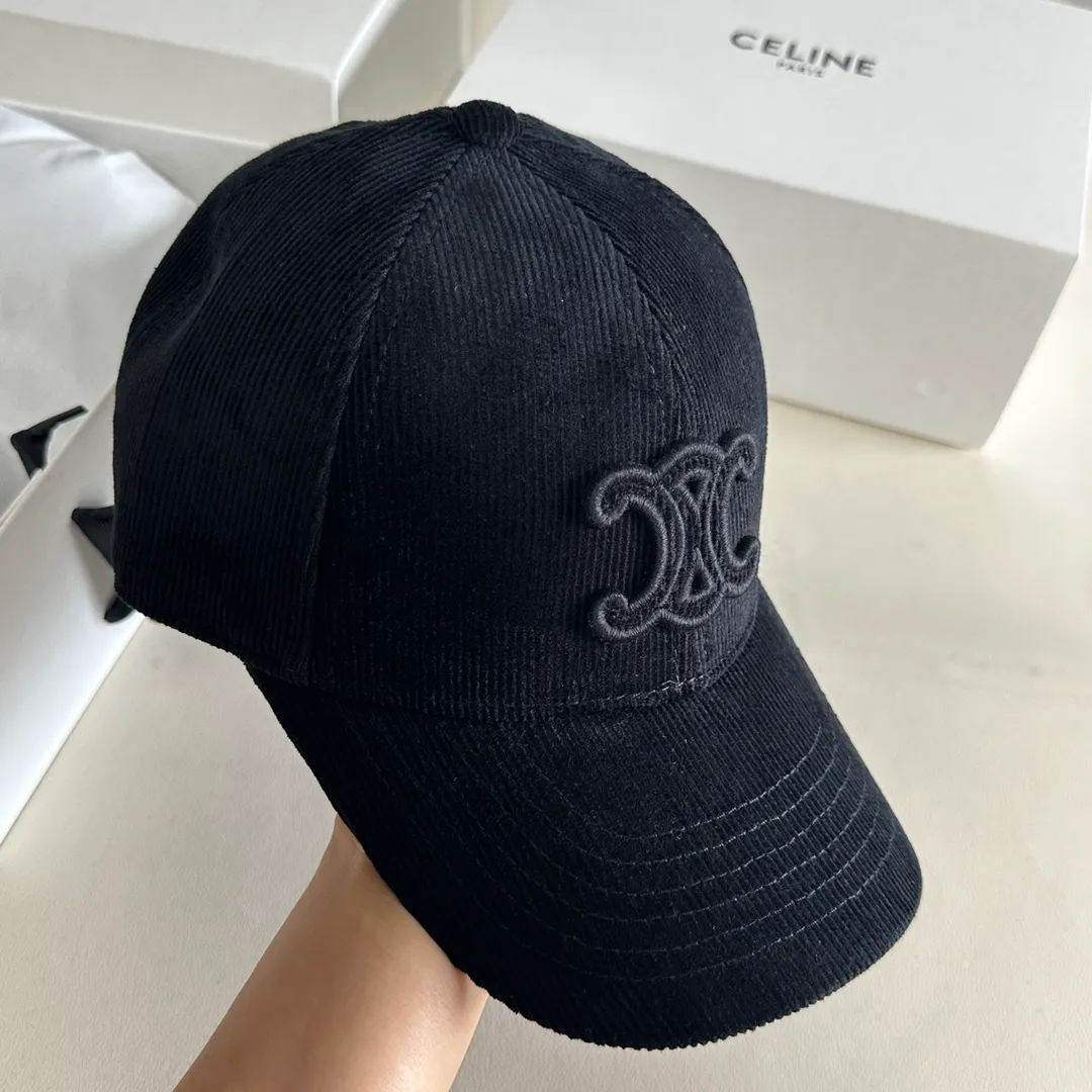 P70 Celine's new men's and women's velvet baseball cap. A super versatile style, the same style as the stars. The corduroy texture is very good, not thick and not hot to wear. Head circumference: about 57cm