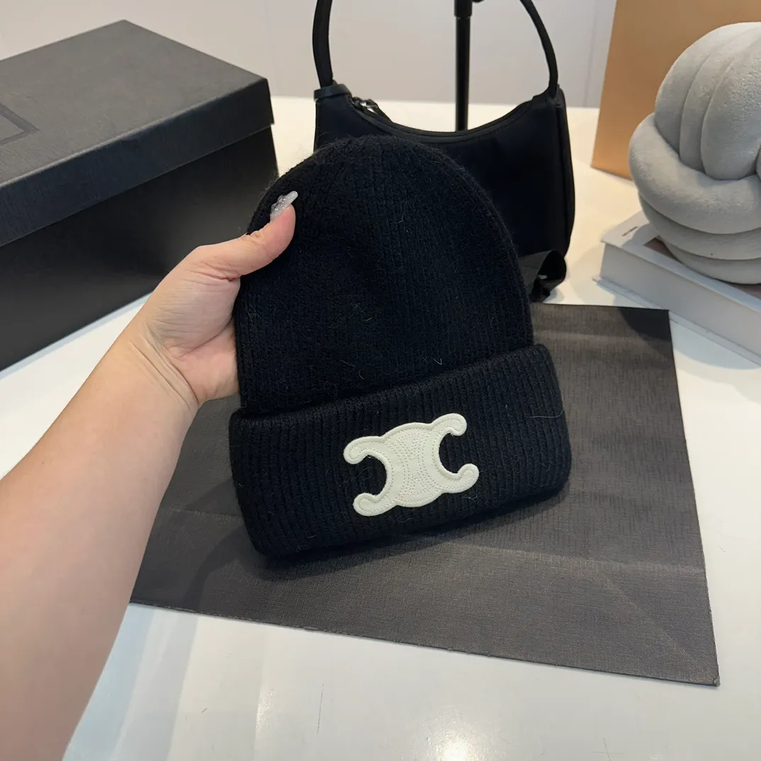 P60 CELINE 2024 autumn and winter new rabbit fur beanie, Korean style design ~ a must-have for autumn and winter wear