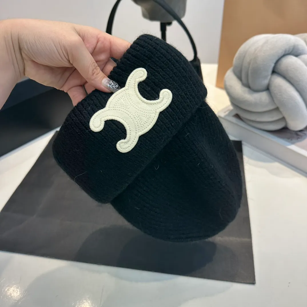 P60 CELINE 2024 autumn and winter new rabbit fur beanie, Korean style design ~ a must-have for autumn and winter wear