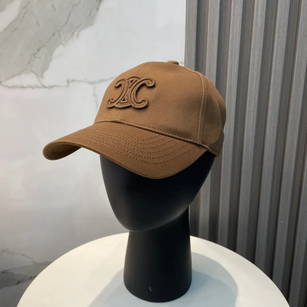 P80 popular CELINE (Celine) official website purchase version. Original 1:1 customized! The latest baseball cap with the same style as the simple letter star, fashionable and high-end workmanship! Every hat is made with care! Extraordinary quality, suitable for both men and women.    Céline's hat has a simple design, high-end color matching, delicate texture, and clean style. It is an iconic item. The letter C is the official icon of CELINE. It is deeply rooted in the brand's historical heritage, and at the same time it exudes modern elegance and a new trend of retro modernity. Simple baseball cap decorated with C logo. Self-attitude, no need to elaborate.