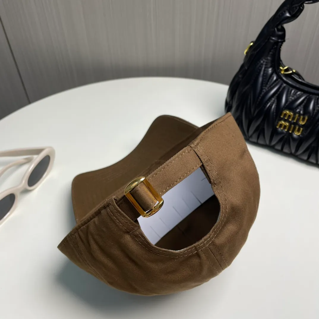 P80 popular CELINE (Celine) official website purchase version. Original 1:1 customized! The latest baseball cap with the same style as the simple letter star, fashionable and high-end workmanship! Every hat is made with care! Extraordinary quality, suitable for both men and women.    Céline's hat has a simple design, high-end color matching, delicate texture, and clean style. It is an iconic item. The letter C is the official icon of CELINE. It is deeply rooted in the brand's historical heritage, and at the same time it exudes modern elegance and a new trend of retro modernity. Simple baseball cap decorated with C logo. Self-attitude, no need to elaborate.