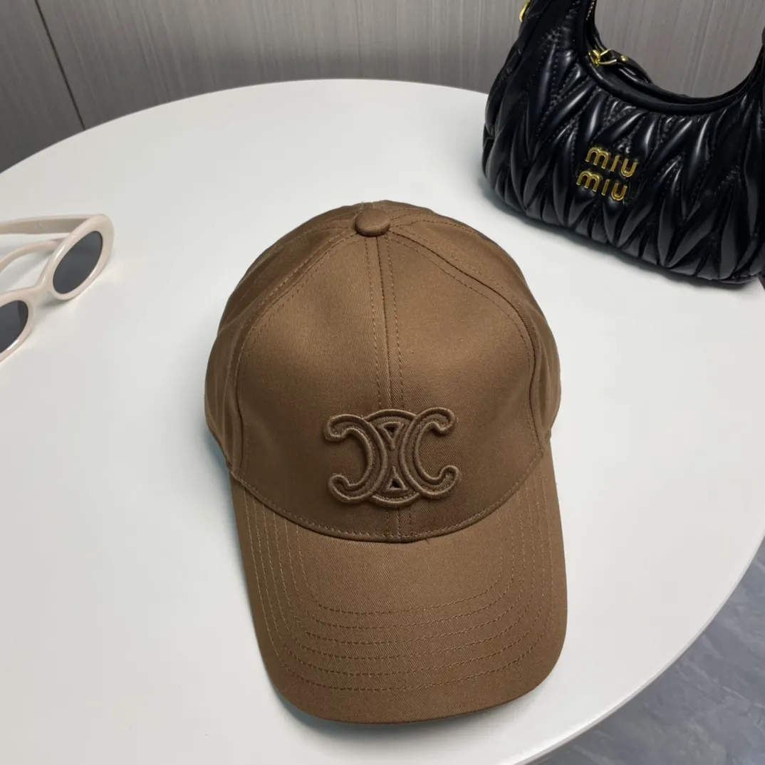 P80 popular CELINE (Celine) official website purchase version. Original 1:1 customized! The latest baseball cap with the same style as the simple letter star, fashionable and high-end workmanship! Every hat is made with care! Extraordinary quality, suitable for both men and women.    Céline's hat has a simple design, high-end color matching, delicate texture, and clean style. It is an iconic item. The letter C is the official icon of CELINE. It is deeply rooted in the brand's historical heritage, and at the same time it exudes modern elegance and a new trend of retro modernity. Simple baseball cap decorated with C logo. Self-attitude, no need to elaborate.