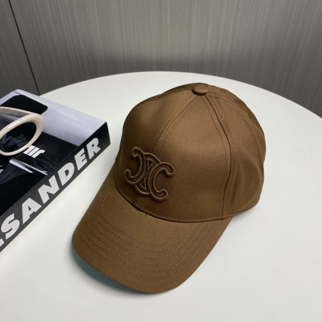 P80 popular CELINE (Celine) official website purchase version. Original 1:1 customized! The latest baseball cap with the same style as the simple letter star, fashionable and high-end workmanship! Every hat is made with care! Extraordinary quality, suitable for both men and women.    Céline's hat has a simple design, high-end color matching, delicate texture, and clean style. It is an iconic item. The letter C is the official icon of CELINE. It is deeply rooted in the brand's historical heritage, and at the same time it exudes modern elegance and a new trend of retro modernity. Simple baseball cap decorated with C logo. Self-attitude, no need to elaborate.