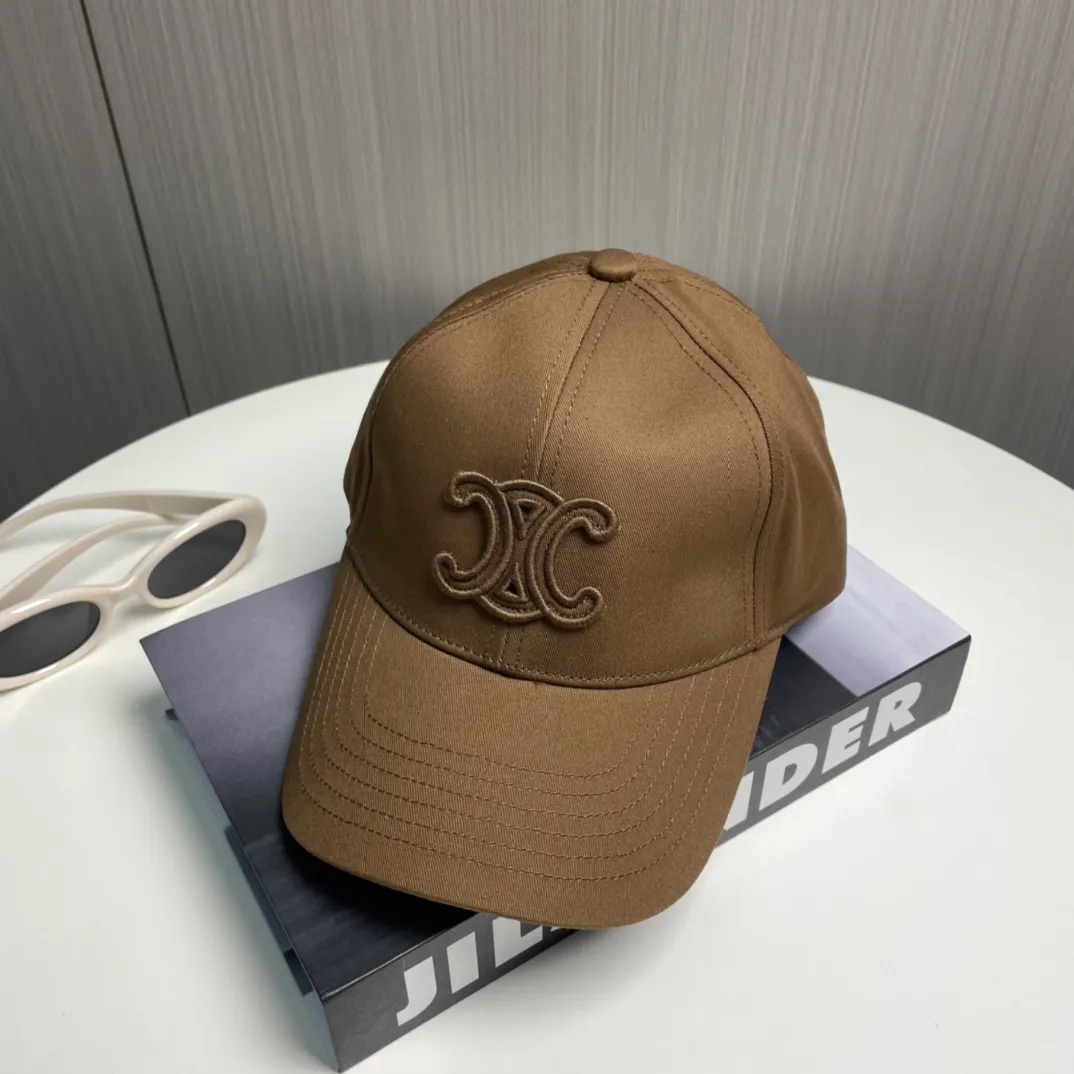 P80 popular CELINE (Celine) official website purchase version. Original 1:1 customized! The latest baseball cap with the same style as the simple letter star, fashionable and high-end workmanship! Every hat is made with care! Extraordinary quality, suitable for both men and women.    Céline's hat has a simple design, high-end color matching, delicate texture, and clean style. It is an iconic item. The letter C is the official icon of CELINE. It is deeply rooted in the brand's historical heritage, and at the same time it exudes modern elegance and a new trend of retro modernity. Simple baseball cap decorated with C logo. Self-attitude, no need to elaborate.