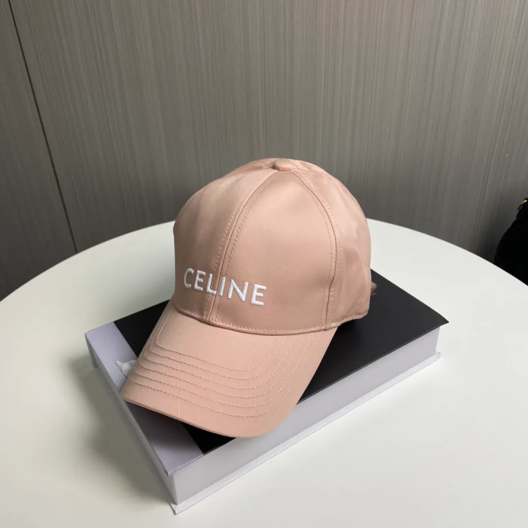 P76 popular CELINE (Celine) official website purchase version. Original 1:1 customized! The latest baseball cap with the same style as the simple letter star, fashionable and high-end workmanship! Every hat is made with care! Extraordinary quality, suitable for both men and women.    Céline's hat has a simple design, high-end color matching, delicate texture, and clean style. It is an iconic item. The letter C is the official icon of CELINE. It is deeply rooted in the brand's historical heritage, and at the same time it exudes modern elegance and a new trend of retro modernity. Simple baseball cap decorated with C logo. Self-attitude, no need to elaborate.