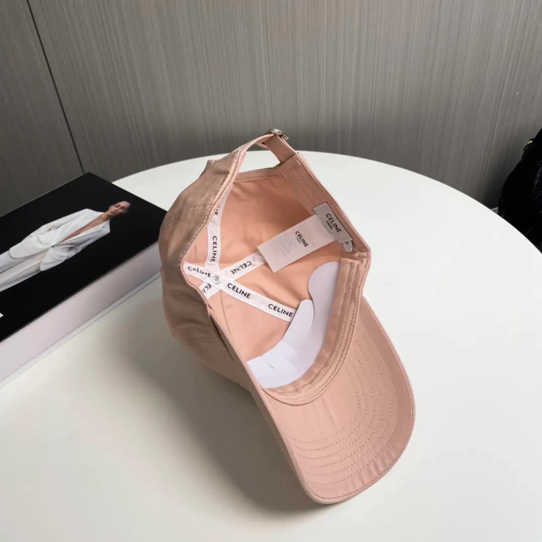 P76 popular CELINE (Celine) official website purchase version. Original 1:1 customized! The latest baseball cap with the same style as the simple letter star, fashionable and high-end workmanship! Every hat is made with care! Extraordinary quality, suitable for both men and women.    Céline's hat has a simple design, high-end color matching, delicate texture, and clean style. It is an iconic item. The letter C is the official icon of CELINE. It is deeply rooted in the brand's historical heritage, and at the same time it exudes modern elegance and a new trend of retro modernity. Simple baseball cap decorated with C logo. Self-attitude, no need to elaborate.