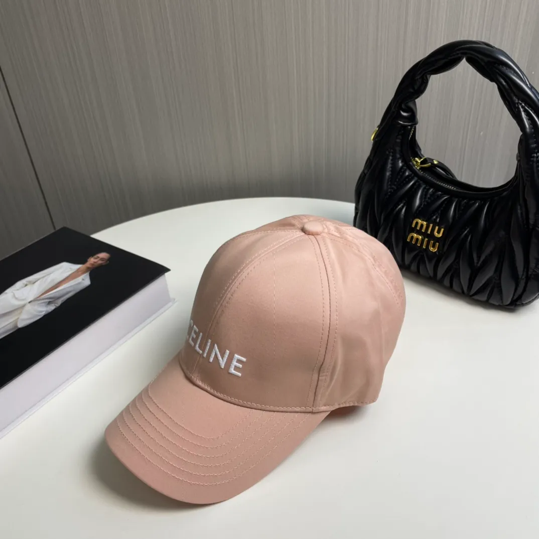 P76 popular CELINE (Celine) official website purchase version. Original 1:1 customized! The latest baseball cap with the same style as the simple letter star, fashionable and high-end workmanship! Every hat is made with care! Extraordinary quality, suitable for both men and women.    Céline's hat has a simple design, high-end color matching, delicate texture, and clean style. It is an iconic item. The letter C is the official icon of CELINE. It is deeply rooted in the brand's historical heritage, and at the same time it exudes modern elegance and a new trend of retro modernity. Simple baseball cap decorated with C logo. Self-attitude, no need to elaborate.