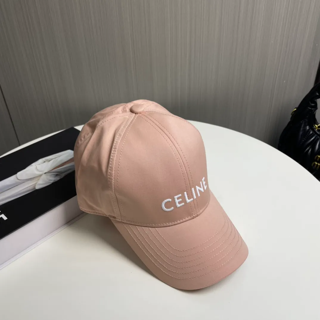 P76 popular CELINE (Celine) official website purchase version. Original 1:1 customized! The latest baseball cap with the same style as the simple letter star, fashionable and high-end workmanship! Every hat is made with care! Extraordinary quality, suitable for both men and women.    Céline's hat has a simple design, high-end color matching, delicate texture, and clean style. It is an iconic item. The letter C is the official icon of CELINE. It is deeply rooted in the brand's historical heritage, and at the same time it exudes modern elegance and a new trend of retro modernity. Simple baseball cap decorated with C logo. Self-attitude, no need to elaborate.