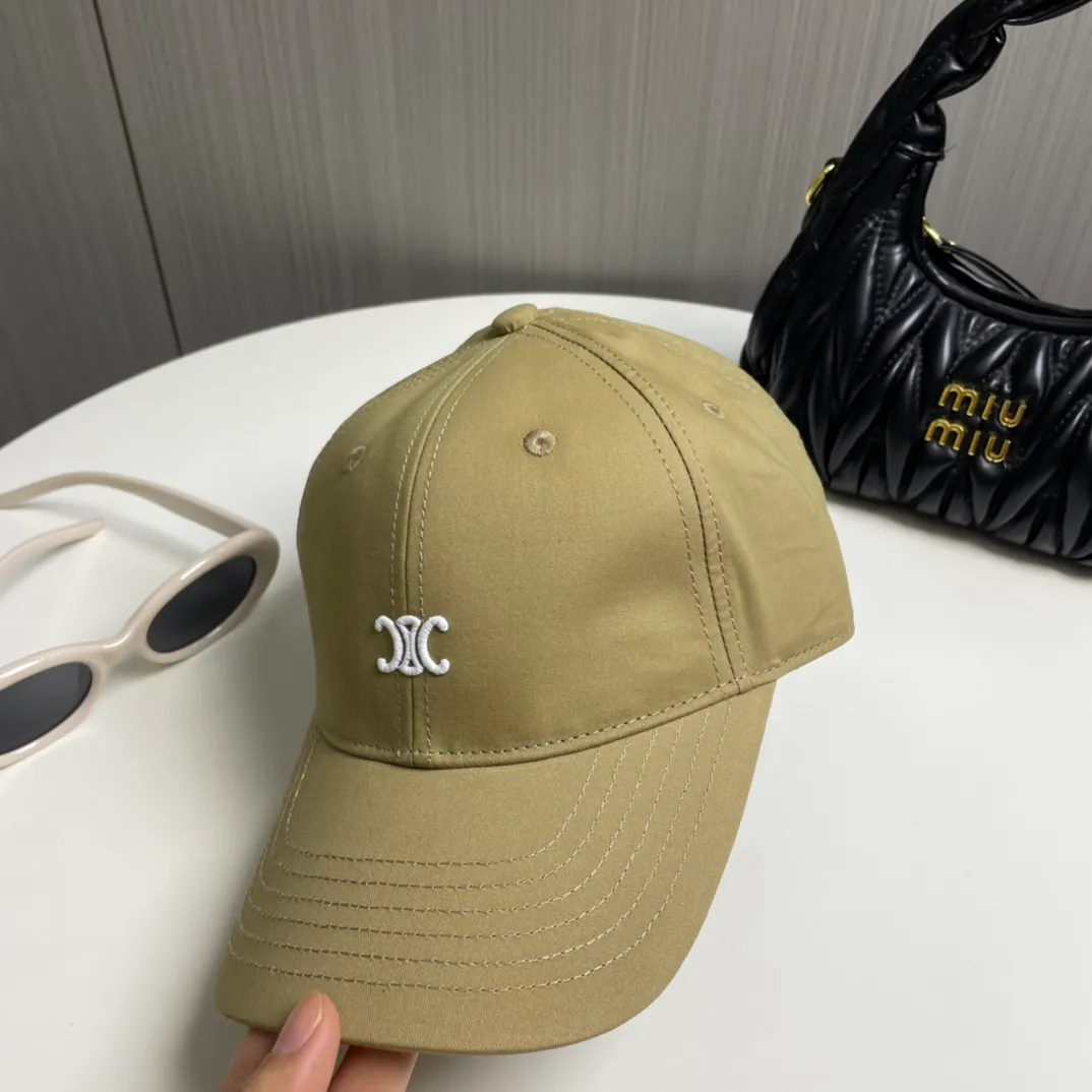 P70 popular CELINE (Celine) latest baseball cap with simple letters, fashionable and high-end workmanship! Every hat is made with care! Extraordinary quality, suitable for both men and women.    Céline's hat has a simple design, high-end color matching, delicate texture, and clean style. It is an iconic item. The letter C is the official icon of CELINE. It is deeply rooted in the brand's historical heritage, and at the same time it exudes modern elegance and a new trend of retro modernity. Simple baseball cap decorated with C logo. Self-attitude, no need to elaborate.
