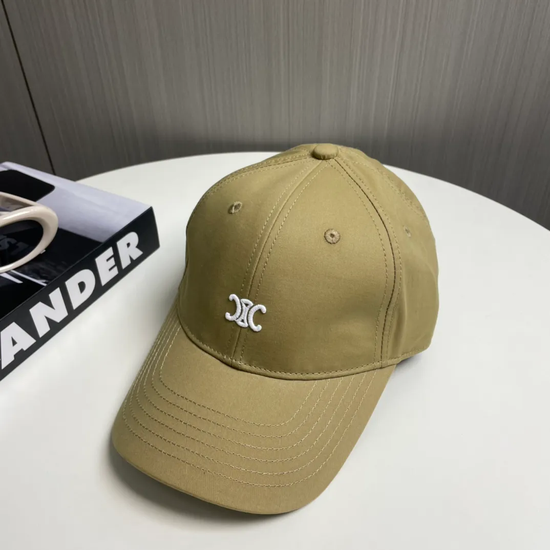P70 popular CELINE (Celine) latest baseball cap with simple letters, fashionable and high-end workmanship! Every hat is made with care! Extraordinary quality, suitable for both men and women.    Céline's hat has a simple design, high-end color matching, delicate texture, and clean style. It is an iconic item. The letter C is the official icon of CELINE. It is deeply rooted in the brand's historical heritage, and at the same time it exudes modern elegance and a new trend of retro modernity. Simple baseball cap decorated with C logo. Self-attitude, no need to elaborate.