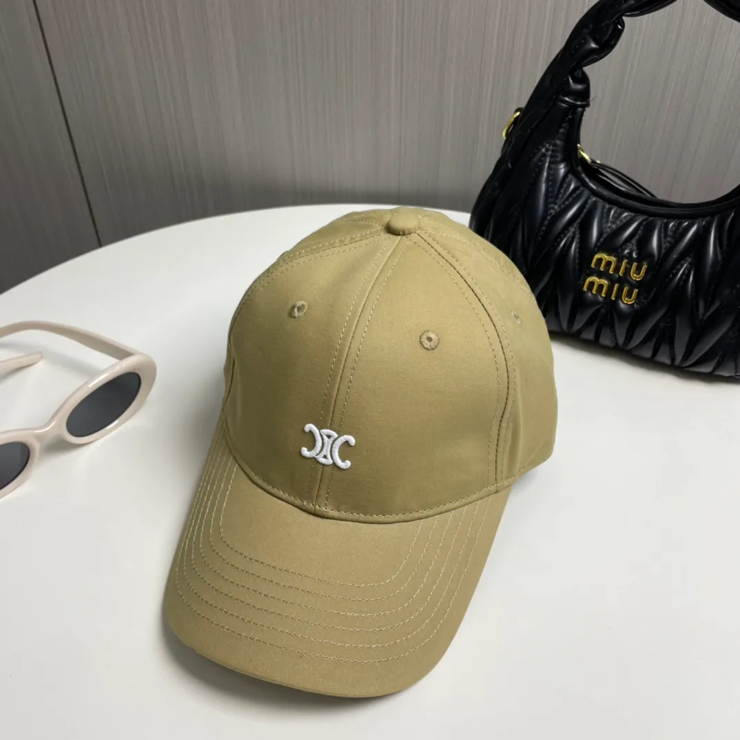 P70 popular CELINE (Celine) latest baseball cap with simple letters, fashionable and high-end workmanship! Every hat is made with care! Extraordinary quality, suitable for both men and women.    Céline's hat has a simple design, high-end color matching, delicate texture, and clean style. It is an iconic item. The letter C is the official icon of CELINE. It is deeply rooted in the brand's historical heritage, and at the same time it exudes modern elegance and a new trend of retro modernity. Simple baseball cap decorated with C logo. Self-attitude, no need to elaborate.