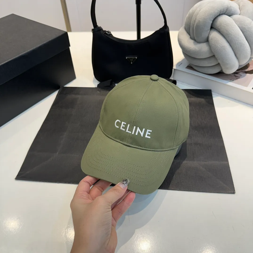 P60 dark blue denim CELINE Celine 2024ss new Arc de Triomphe embroidered baseball cap 🧢 Top version 👍 Purchased Z batch version, the hat shape is completely customized according to Z batch 22:1. Customized washed denim fabric, super textured! The Arc de Triomphe pattern is different from the version on the market, and the size and texture of the looped hair are all restored. The hardware adjustment buckle is custom-molded and has a logo. Customized logo webbing inside the hat, all details restored💯 ⚠️Size: One size fits all and adjustable!