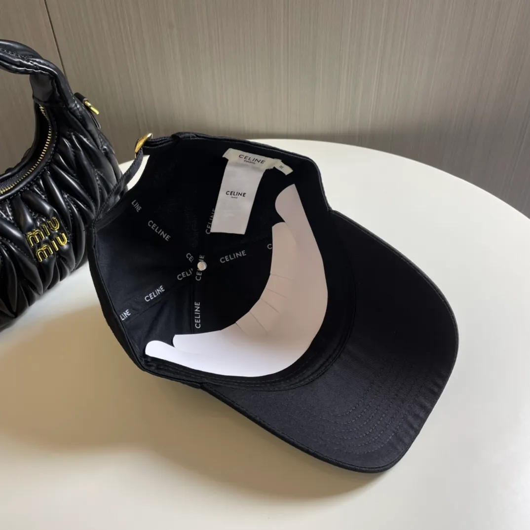 P70 popular CELINE official website purchase version. Original 1:1 customized! The latest baseball cap with the same style as the simple letter star, fashionable and high-end workmanship! Every hat is made with care! Extraordinary quality, suitable for both men and women.    Céline's hat has a simple design, high-end color matching, delicate texture, and clean style. It is an iconic item. The letter C is the official icon of CELINE. It is deeply rooted in the brand's historical heritage, and at the same time it exudes modern elegance and a new trend of retro modernity. Simple baseball cap decorated with C logo. Self-attitude, no need to elaborate.