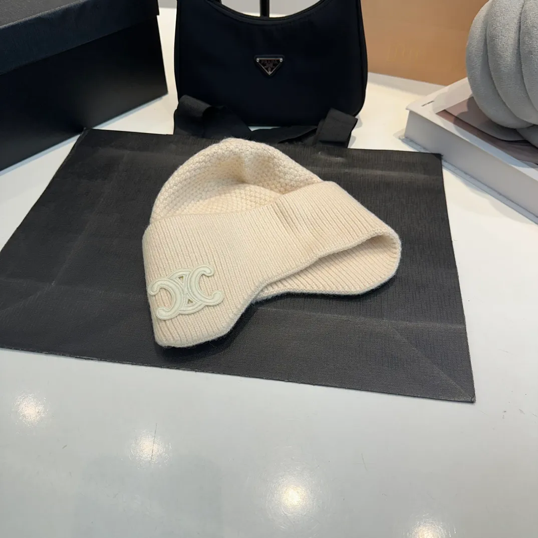 P70 CELINE🖤 Autumn and winter knitted ear protection hat Japanese personalized knitted autumn and winter ear protection hat👏✊ Made of high-quality wool, soft and comfortable, thick hat, first-class thermal insulation effect, plush feeling, soft and skin-friendly! Suitable for all kinds of clothes in autumn and winter!