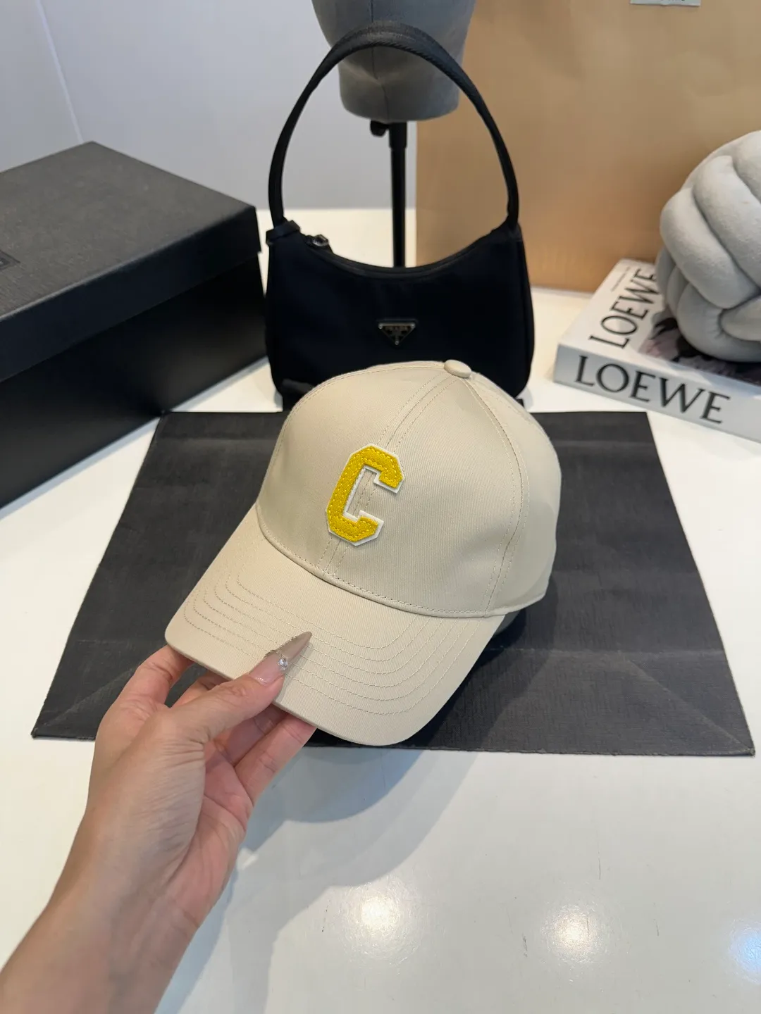 P60 CELINE's new C-embroidered logo baseball cap. High quality, great color, perfect details. Latest Arc de Triomphe logo, out of stock. Must buy.
