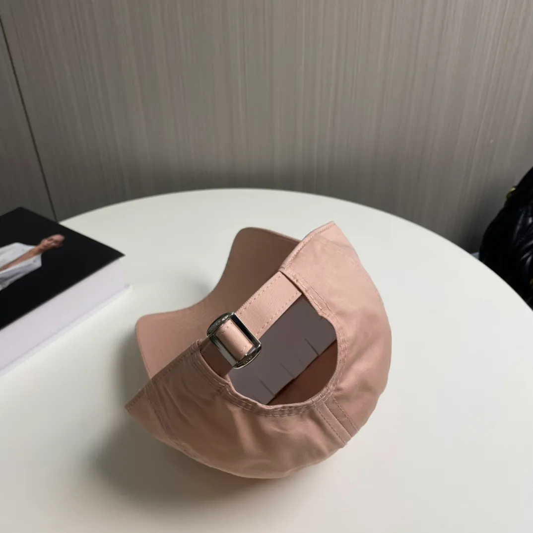 P76 popular CELINE (Celine) official website purchase version. Original 1:1 customized! The latest baseball cap with the same style as the simple letter star, fashionable and high-end workmanship! Every hat is made with care! Extraordinary quality, suitable for both men and women.    Céline's hat has a simple design, high-end color matching, delicate texture, and clean style. It is an iconic item. The letter C is the official icon of CELINE. It is deeply rooted in the brand's historical heritage, and at the same time it exudes modern elegance and a new trend of retro modernity. Simple baseball cap decorated with C logo. Self-attitude, no need to elaborate.
