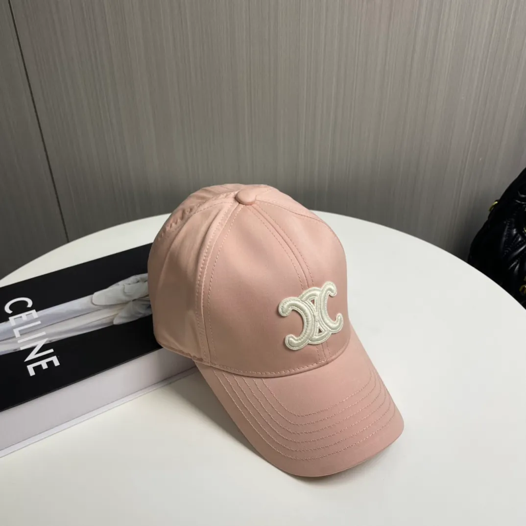 P76 popular CELINE (Celine) official website purchase version. Original 1:1 customized! The latest baseball cap with the same style as the simple letter star, fashionable and high-end workmanship! Every hat is made with care! Extraordinary quality, suitable for both men and women.    Céline's hat has a simple design, high-end color matching, delicate texture, and clean style. It is an iconic item. The letter C is the official icon of CELINE. It is deeply rooted in the brand's historical heritage, and at the same time it exudes modern elegance and a new trend of retro modernity. Simple baseball cap decorated with C logo. Self-attitude, no need to elaborate.
