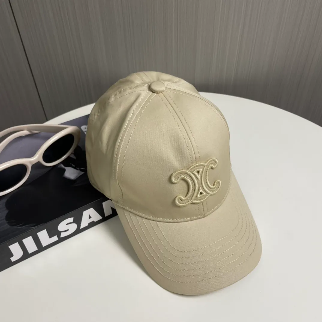 P80 popular CELINE (Celine) official website purchase version. Original 1:1 customized! The latest baseball cap with the same style as the simple letter star, fashionable and high-end workmanship! Every hat is made with care! Extraordinary quality, suitable for both men and women.    Céline's hat has a simple design, high-end color matching, delicate texture, and clean style. It is an iconic item. The letter C is the official icon of CELINE. It is deeply rooted in the brand's historical heritage, and at the same time it exudes modern elegance and a new trend of retro modernity. Simple baseball cap decorated with C logo. Self-attitude, no need to elaborate.