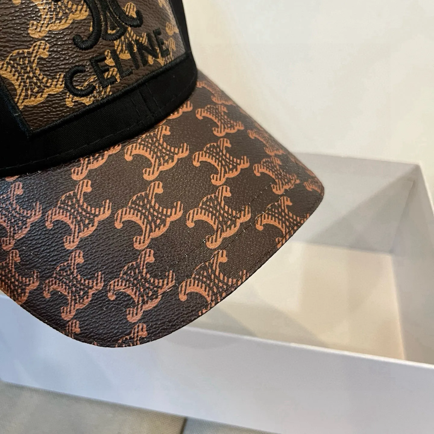 P60 [CELINE Celine] New classic casual and trendy baseball cap🧢Japanese and Korean style, looks great with any combination! A must-have when traveling