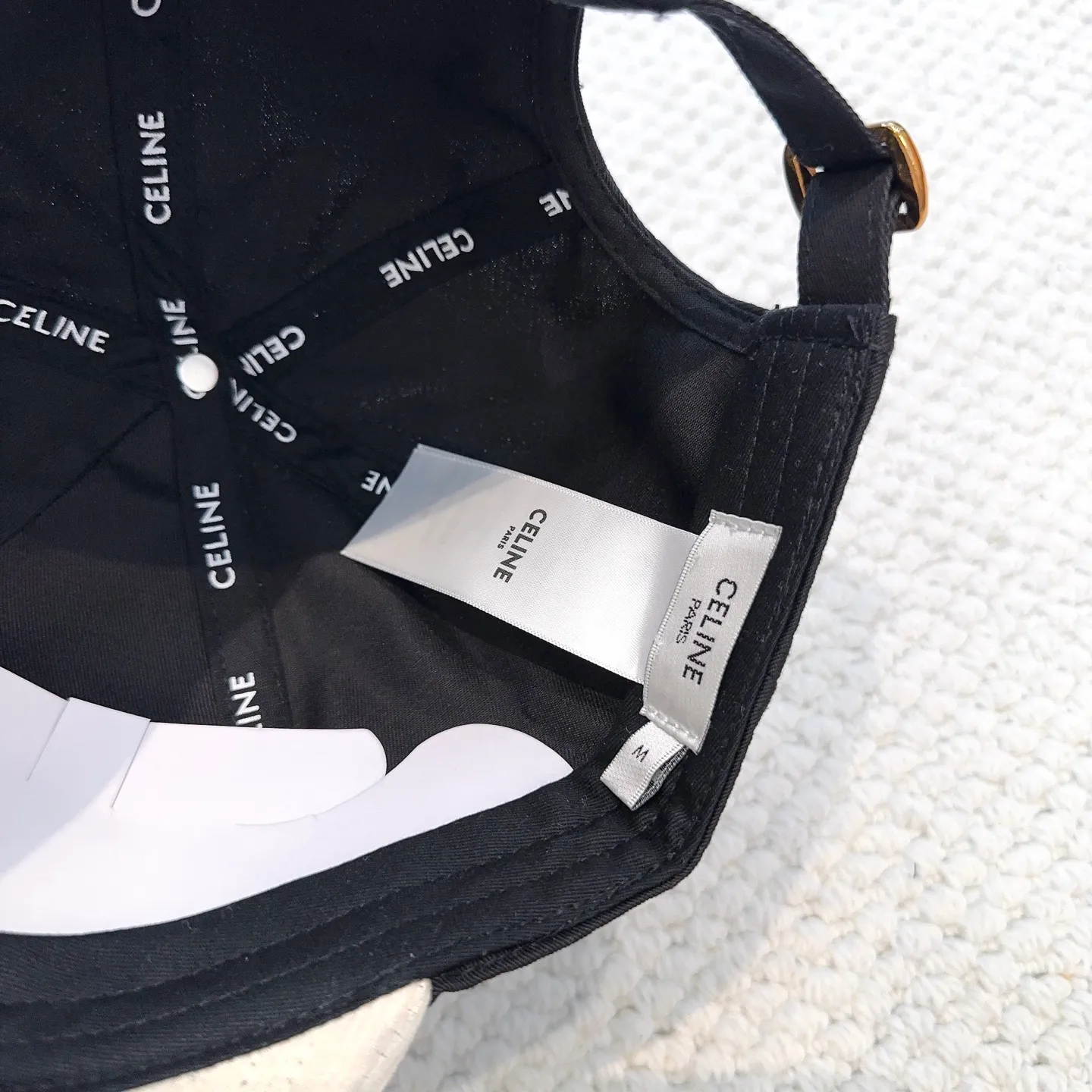 P70 popular CELINE official website purchase version. Original 1:1 customized! The latest baseball cap with the same style as the simple letter star, fashionable and high-end workmanship! Every hat is made with care! Extraordinary quality, suitable for both men and women.    Céline's hat has a simple design, high-end color matching, delicate texture, and clean style. It is an iconic item. The letter C is the official icon of CELINE. It is deeply rooted in the brand's historical heritage, and at the same time it exudes modern elegance and a new trend of retro modernity. Simple baseball cap decorated with C logo. Self-attitude, no need to elaborate.